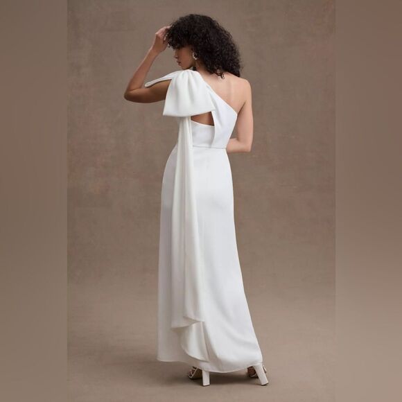 BHLDN Sachin & Babi Giselle One-Shoulder Bow Front-Slit Sheath
Gown/ size 2 - Picture 3 of 9
